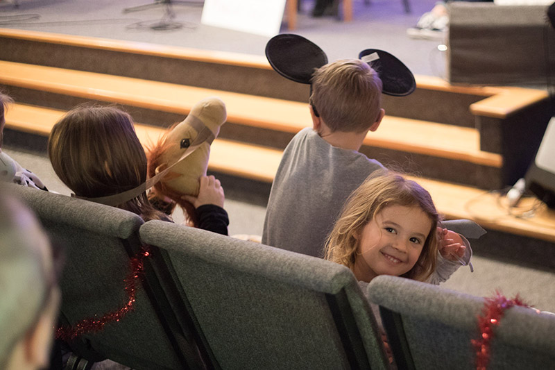 qkids_christmas_2018_child_in_pew-cropped-800